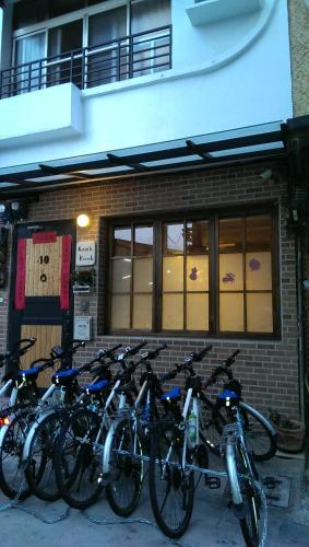 Cykling vid eller i närheten av Knock Knock Hostel