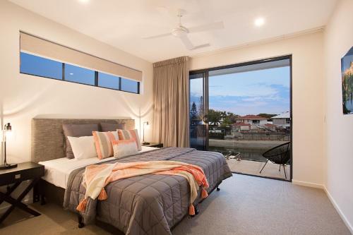 ein Schlafzimmer mit einem Bett und einem großen Fenster in der Unterkunft Jewel of Broadbeach in Gold Coast
