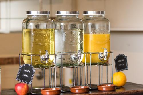 The Matador في سيل: ثلاثة مرطبانات من عصير البرتقال وبرتقال على رف