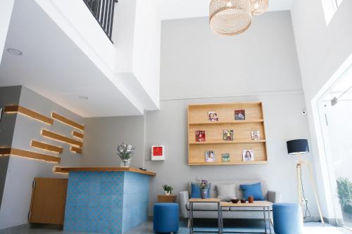 een woonkamer met een blauwe open haard en een tafel bij Angie's Home in Ho Chi Minh-stad