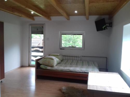 Schlafzimmer mit einem Bett und einem Fenster in der Unterkunft Agroturystyka Tylmanowa in Tylmanowa