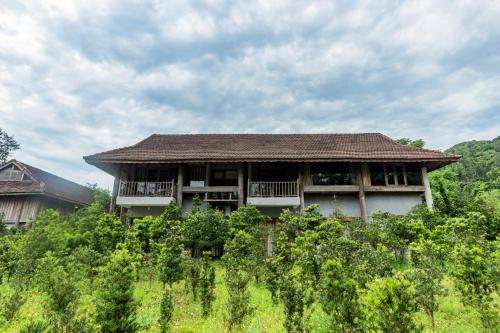 a building in the middle of a field at Quỳnh Viên Resort in Dương Luật