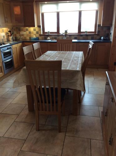 una cocina con mesa y sillas. en Erne View Cottage, en Kesh