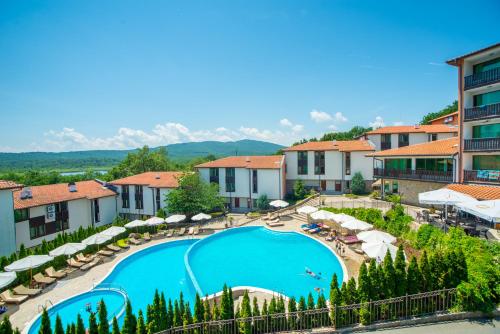 O vedere a piscinei de la sau din apropiere de Arkutino Family Resort