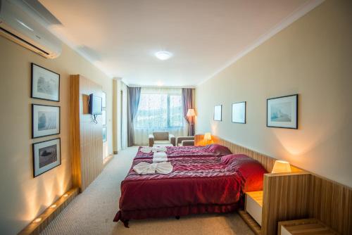 Un pat sau paturi într-o cameră la Arkutino Family Resort