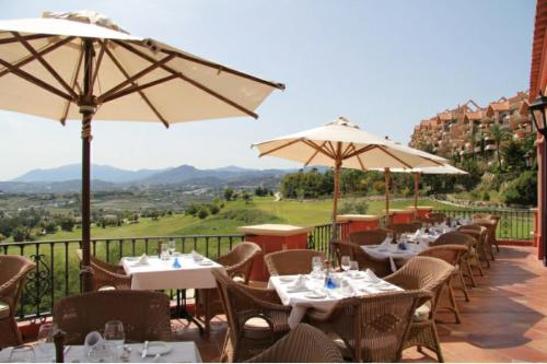 A restaurant or other place to eat at Magna Marbella Apartment