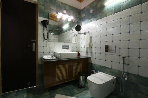 Koupelna v ubytování The Moksh Eco Inn