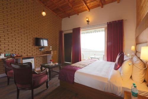 Postel nebo postele na pokoji v ubytování The Moksh Eco Inn