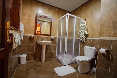 e bagno con doccia, servizi igienici e lavandino. di Hotel Ivanov Konak a Cetinje (Cettigne)