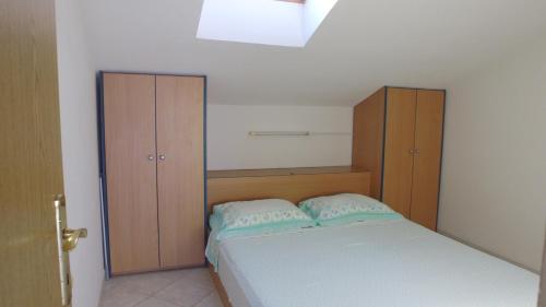 Un pat sau paturi într-o cameră la Apartment Karuza Rukavac