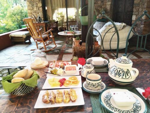 una mesa con platos de comida. en Hotel Rural Casa Alfayales-Only Adults, en Poyales del Hoyo
