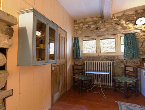 a kitchen with a table and chairs in a room at Les Rouges Gorges in Giverny