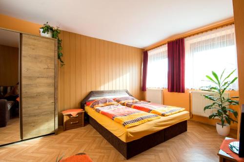 Postel nebo postele na pokoji v ubytování Penzion U Třeboňského kola