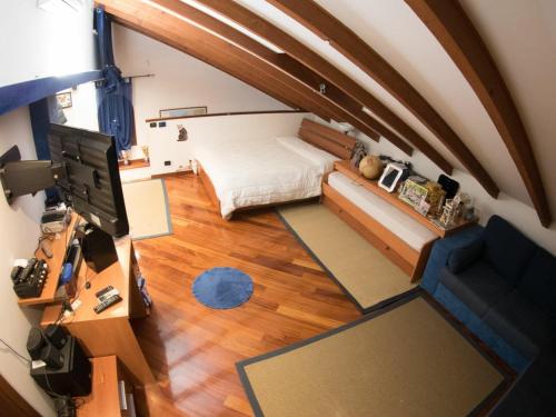 een kamer met een bed en een televisie bij Villa Roberta in Paderno Dugnano
