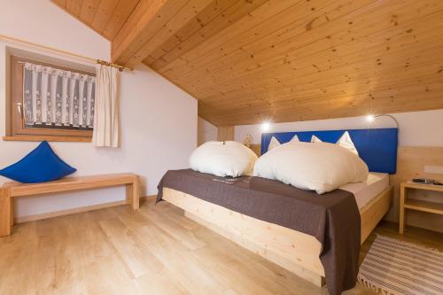 1 dormitorio con 1 cama con 2 almohadas en Gasserhof Garni & Apartment, en Scena