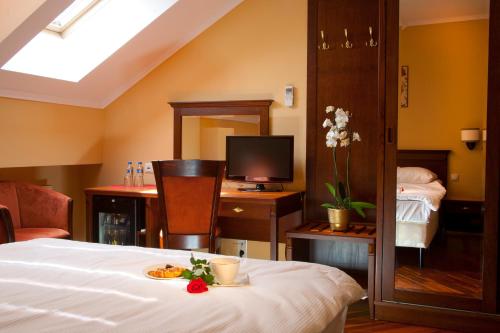 Postel nebo postele na pokoji v ubytování Kobza Haus Old Town