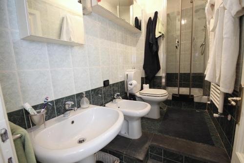 ルッカにあるVia Vittorio Emanuele 60のバスルーム(白い洗面台、トイレ付)
