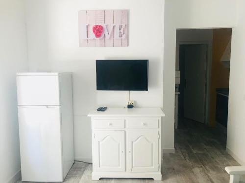 Μια τηλεόραση ή/και κέντρο ψυχαγωγίας στο Apartamentos Verdera Es Pujols