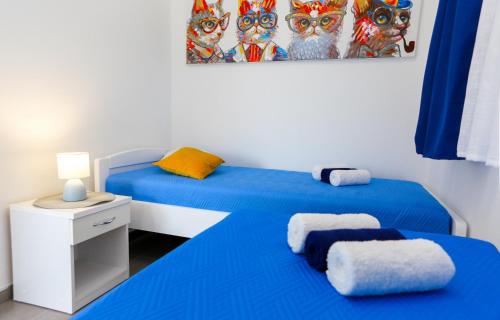 En eller flere senge i et værelse på Heritage Holiday House Lori with pool