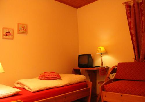 Garni Biancaneve Ruffrè-Mendola tesisinde bir odada yatak veya yataklar