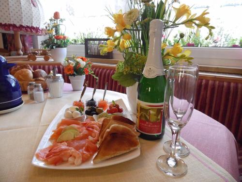 ビショフスグリュンにあるLandgasthof/Landhaus Waldlustのテーブル(一皿の料理とワイン1本付)