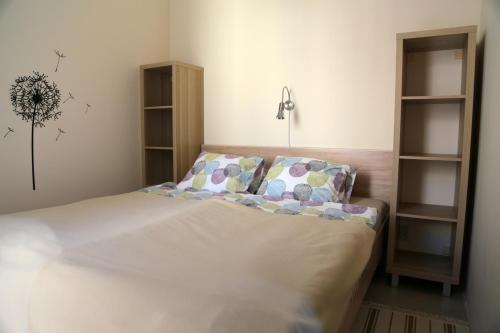 sypialnia z łóżkiem z poduszką i półkami w obiekcie Apartament AMS B7 w Rewalu