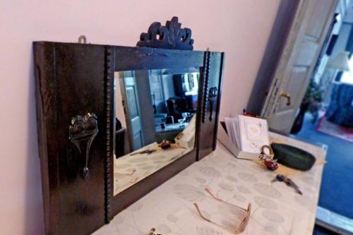 - un miroir installé au-dessus d'un lit dans l'établissement Apartamenty w Kamienicy, à Reszel