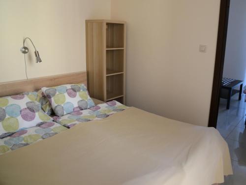 sypialnia z białym łóżkiem z poduszkami w obiekcie Apartament AMS B7 w Rewalu