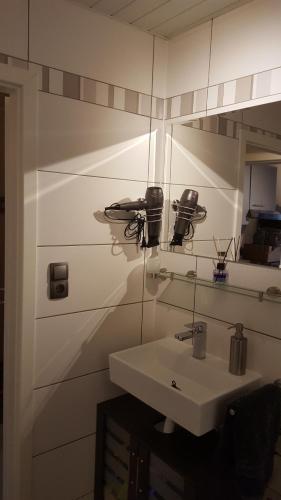 a bathroom with a sink and a mirror at Lieblings-Platz in Langelsheim