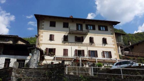 - un grand bâtiment avec un balcon en haut dans l'établissement Delzanno, à Varallo