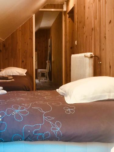 - une chambre avec un lit doté d'un couvre-lit dans l'établissement Les 3 Tilleuls, à Roye