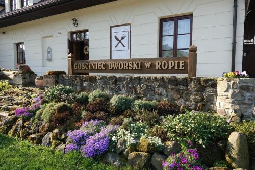 Κήπος έξω από το Gościniec Dworski w Ropie - Pokoje gościnne