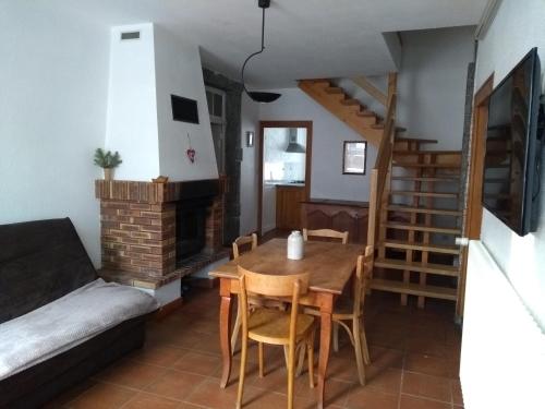 een woonkamer met een houten tafel en een bank bij FERME DU HAUT BARBA chambres d'hôtes & gîte in Liézey