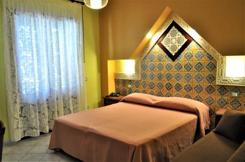 - une chambre avec 2 lits et une fenêtre dans l'établissement Al-Tair, à San Vito Lo Capo