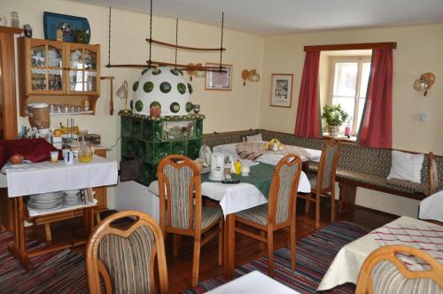 uma sala de jantar com mesa e cadeiras em Kalcherhof em Ramsau am Dachstein
