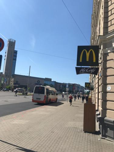 um autocarro a descer uma rua ao lado de um edifício em BalticApart Riga em Riga