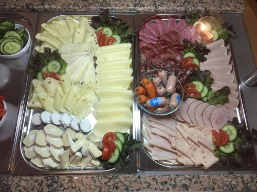 two trays of cheese and vegetables on a table at Zur Eldenburg in Lübz