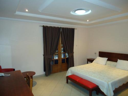Ένα ή περισσότερα κρεβάτια σε δωμάτιο στο Brahmi Hotel