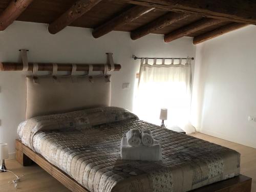 een slaapkamer met een bed met twee handdoeken erop bij Villino CORTEBOZZINI in Bardolino