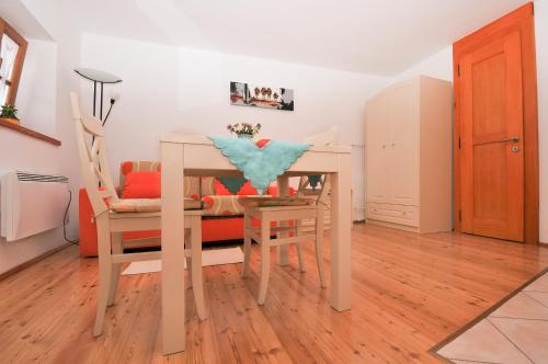 a table and chairs in a living room at Apartments Tonkli in Logje