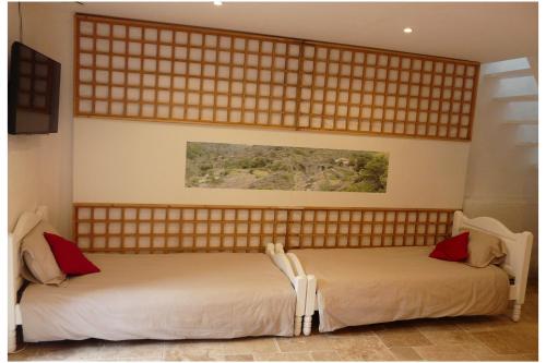 Cette chambre dispose de 2 lits dans un mur avec dans l'établissement La Maison Bleue d'Ardèche, à Saint-Mélany