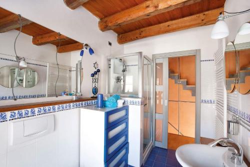 y baño con lavabo y aseo. en La Casetta in Piazzetta, en Cormòns