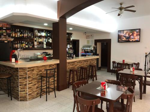 Un bar en un restaurante con mesas y sillas. en Hostal Barbate, en Barbate