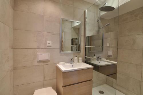 une salle de bain avec deux lavabos et une douche en verre dans l'établissement Beautiful one-bedroom apartment - Picasso 2 - StayInAntibes, à Antibes