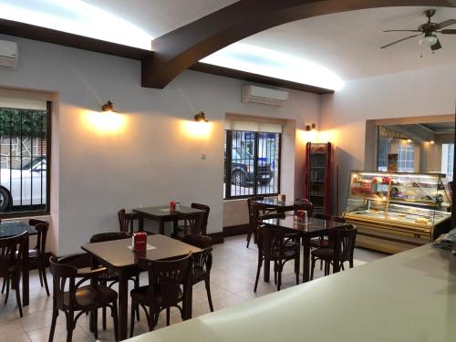 Un restaurante o sitio para comer en Hostal Barbate