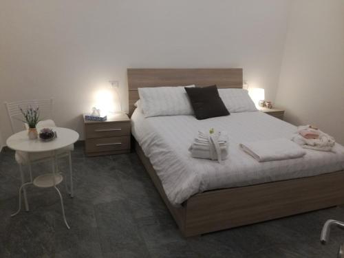 ボローニャにあるClelia.f apartmentsのベッドルーム1室(大型ベッド1台、テーブル、テーブル付)