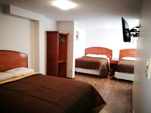 una habitación de hotel con 2 camas en una habitación en Posada La Merced, en Arequipa