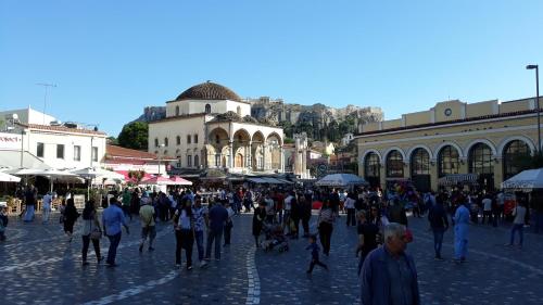 una multitud de personas caminando por una calle de la ciudad en Sunny apartment in the heart of Athens Preview listing, en Atenas