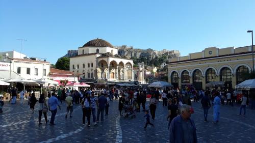 tłum ludzi chodzących po ulicy miejskiej w obiekcie Sunny apartment in the heart of Athens Preview listing w Atenach
