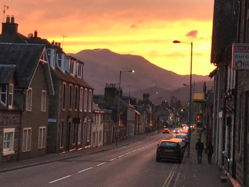 a city street with cars parked on the road at Socair in Callander